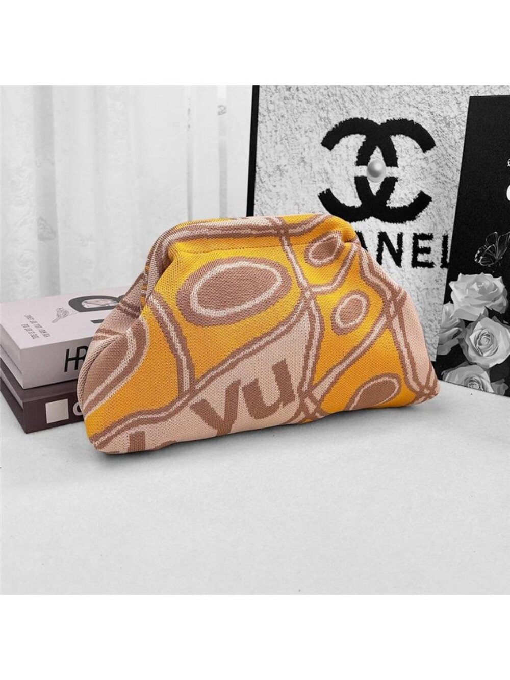 Abstract Pattern Clutch - Picture 4 of 6